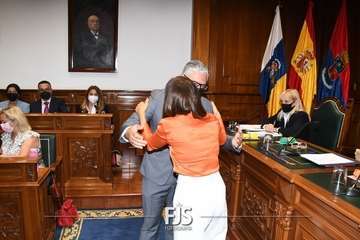 César Santana y Sergio Suárez reciben la medalla acreditativa de concejales de Telde/Francisco Javier Santana.